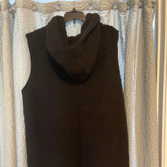🖤Gently used super soft Sherpa hooded vest! - Picture 3 of 4